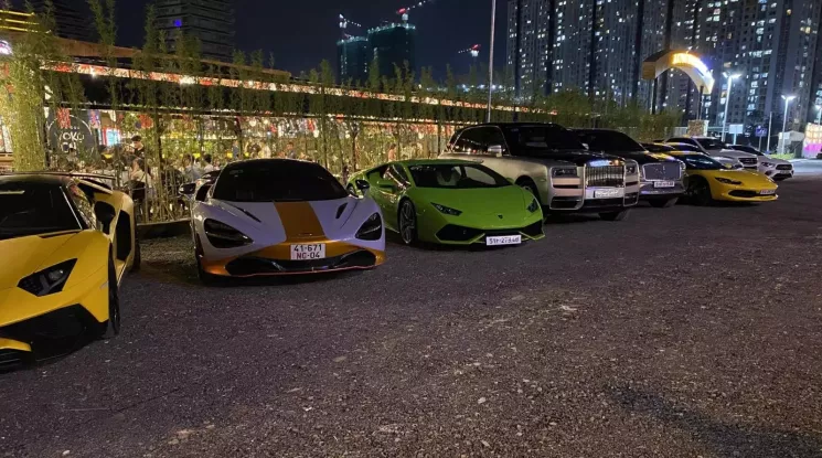 Dàn siêu xe hơn 100 tỷ đồng bất ngờ tụ tập tại Tp.HCM: Lamborghini Huracan của Phan Thành tái xuất