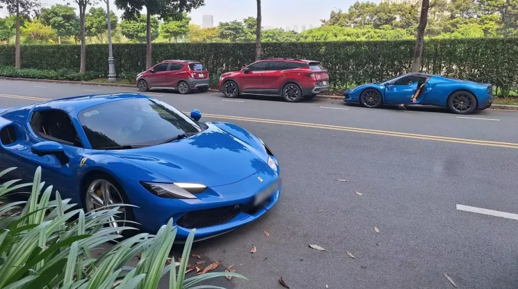 Cặp đôi siêu xe mui trần Ferrari 296 GTS tông xuyệt tông màu xanh dạo phố cùng nhau