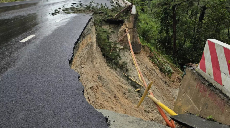 Đèo Prenn sạt lở, nhiều vết nứt kéo dài, phương tiện nên chuyển hướng sang đèo Mimosa đi Đà Lạt
