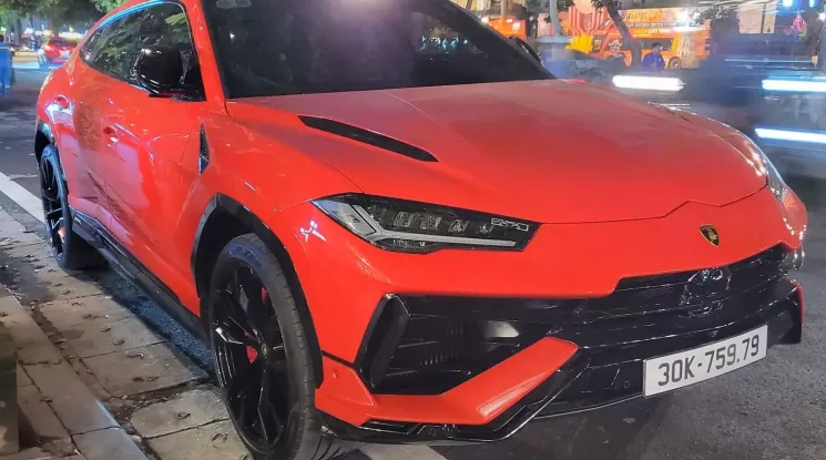 Lamborghini Urus S màu lạ xuất hiện ở Hà Nội