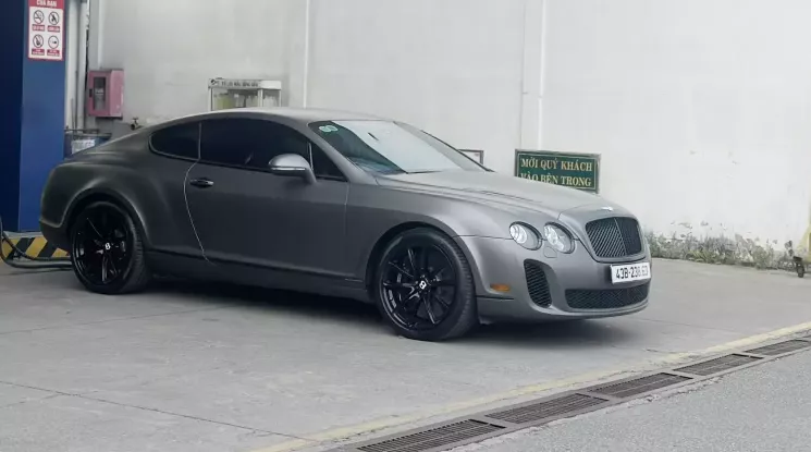 Tỷ phú USD Việt Nam chi 40 triệu đồng đấu giá biển đẹp cho xe Bentley hàng hiếm