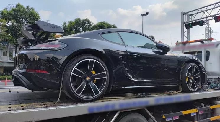 Bất ngờ với hình ảnh xe Porsche 718 Cayman GT4 RS được vận chuyển ở Tp.HCM, chuyện gì đây