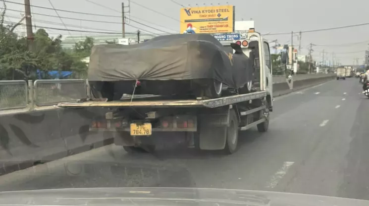 Pagani Huayra của Minh "Nhựa" bị bắt gặp vận chuyển từ Tây Ninh