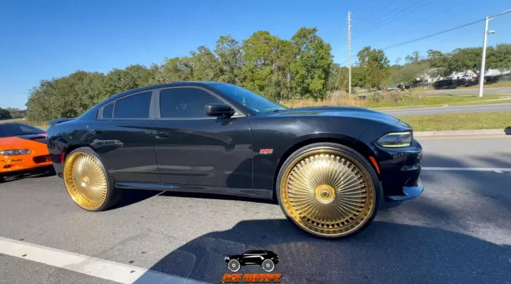 Dù bạn có thích hay không thì chủ xe Dodge Charger này cũng đã thực hiện 1 dự án độ không giống ai