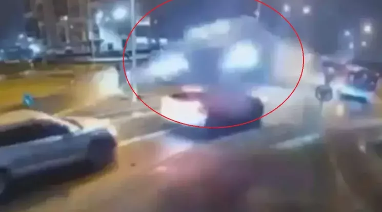 Video quay vụ tai nạn kinh hoàng này đã chứng tỏ xe sang Mercedes-Benz quả thực "đáng đồng tiền"