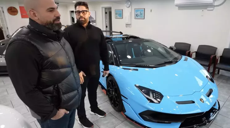 Vị khách lớn tuổi mua vé 1 chiều đến New Jersey, và ra về cùng chiếc Lamborghini 1 triệu USD: Chủ showroom anh có quan tâm Bugatti?