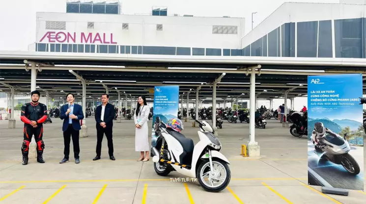 Video: Kỹ sư Việt trình diễn cho thấy sự khác biệt giữa xe máy có và không có hệ thống ABS