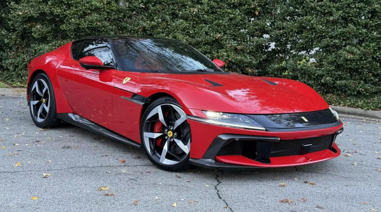 Nhà sưu tập Ferrari vội bán chiếc 12Cilindri đời 2025 chỉ vì tay người qua đường đập vào xe
