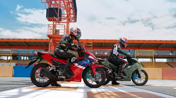 Khách hàng mua Honda Winner R được hưởng "niềm vui nhân đôi"