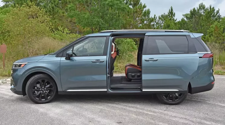 Chủ xe Kia Carnival tố cửa trượt nguy hiểm, Kia khẳng định chưa có ai bị thương