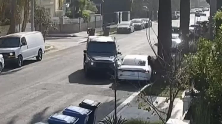 Người phụ nữ lái chiếc Mercedes-AMG G63 đâm vào xe của 3 kẻ gian trộm nhà mình