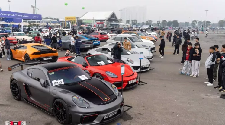 Sự kiện xe ở Hà Nội quy tụ hàng trăm siêu xe, xe thể thao và đặc biệt xe độ tham dự