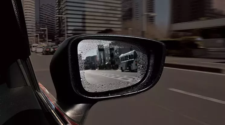 Tấm phim nhỏ bé này có thể giải quyết tình trạng gương chiếu hậu bị nhòe nước khi trời mưa