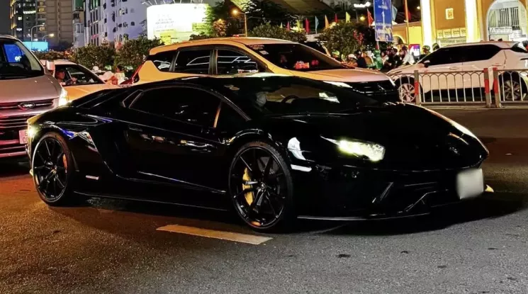 Siêu xe Lamborghini Aventador S hàng hiếm Việt Nam dạo phố ngày cuối năm
