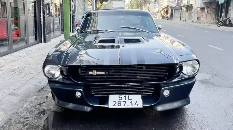 Đầu năm  mới "Qua" Vũ lại gây bất ngờ cho giới mê xe độc tại Việt Nam khi lái Ford Mustang độ Eleanor