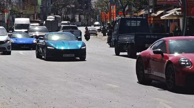 Dàn siêu xe từ Tp.HCM chạy lên Đà Lạt du Xuân ngày đầu năm mới