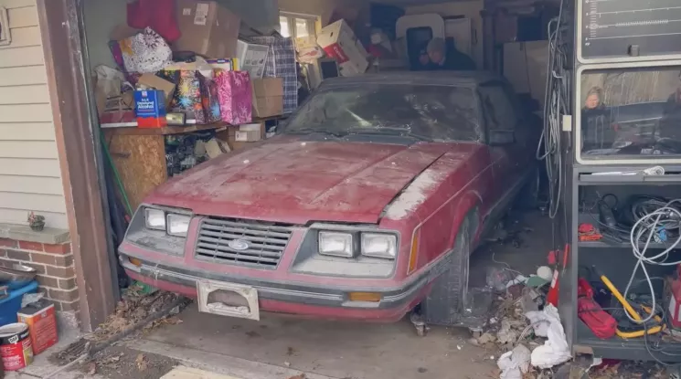 Vợ chồng già bán đi chiếc Ford Mustang cũ để có thể ở trong ngôi nhà của mình sau 10 năm xa cách