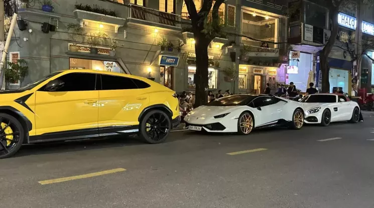 Dàn xe khủng của 1 doanh nhân Tp.HCM xuống phố, Mercedes-AMG GT Roadster độc nhất Việt Nam