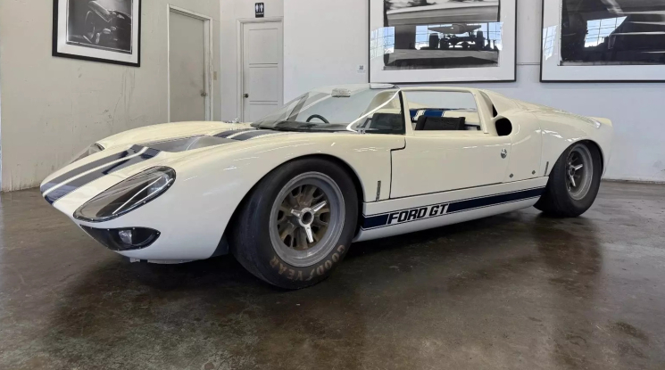 Ford GT40 Le Mans Prototype chính hãng năm 1965 đang được rao bán, giá bằng biệt thự triệu USD