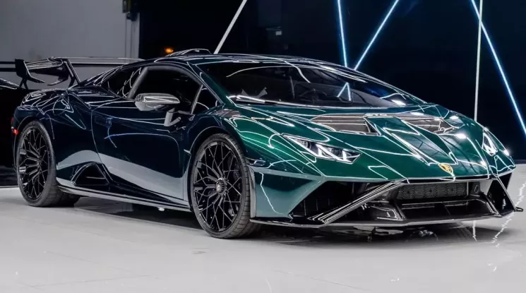 Lạ mắt với siêu xe Lamborghini Huracan STO mang màu Verdy Hydra