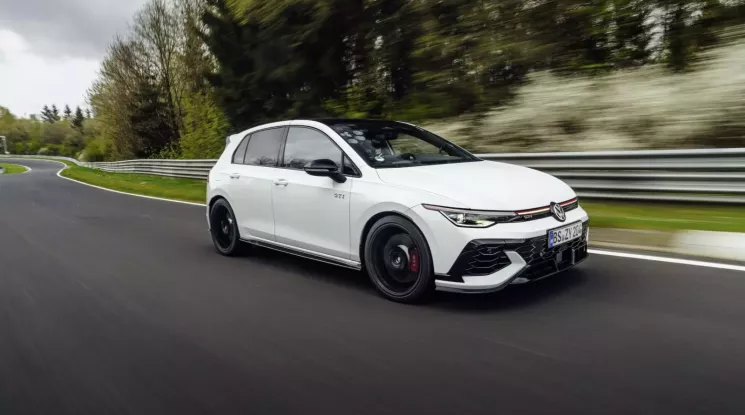 Volkswagen Golf GTI Edition 50 đến Anh với giá từ 1,7 tỷ đồng, về Việt Nam có khi trên 3 tỷ đồng