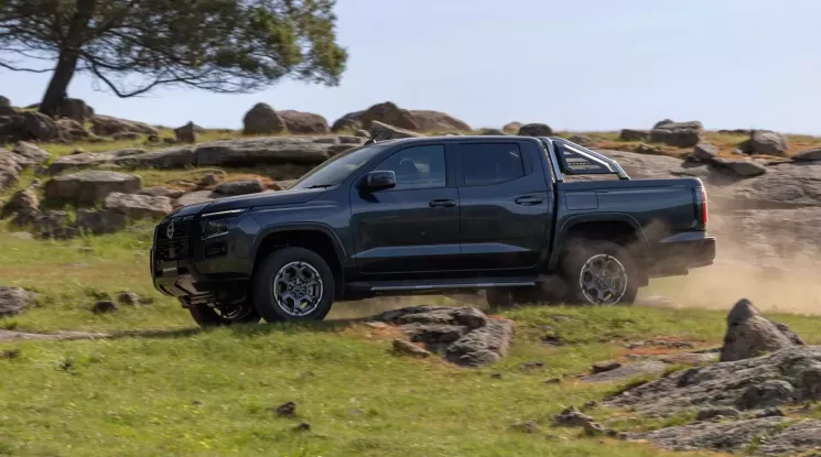 Mitsubishi bắt đầu sản xuất Nissan Rogue Plug-in Hybrid và Navara phiên bản 2026