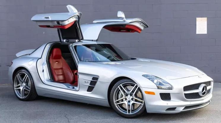 Siêu xe cửa cánh chim Mercedes-Benz SLS AMG này ít bị nhốt trong garage, 15 năm chạy hơn 10 bạn km
