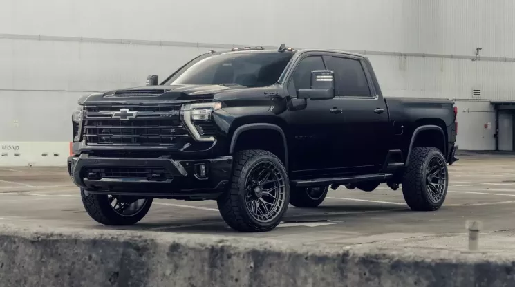 Chevrolet Silverado 2500HD Z71 trông chẳng khác nào một hiệp sĩ bóng đêm với bộ mâm xe màu xám mờ