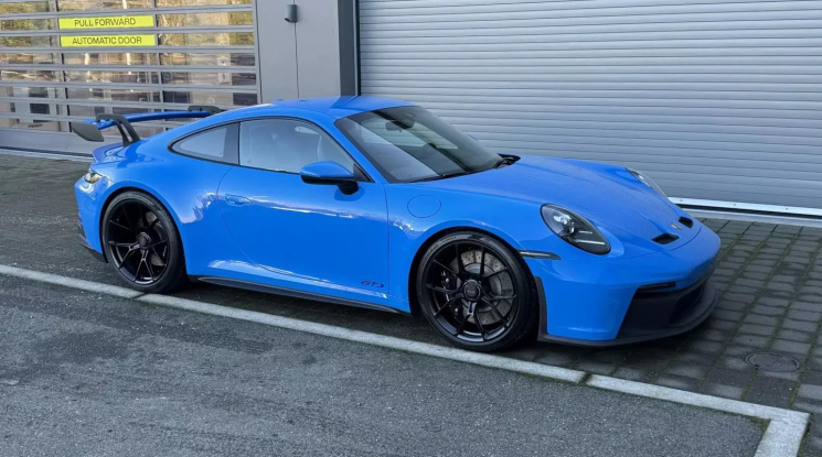 Hy hữu khi đại lý siêu xe Ferrari đang rao bán Porsche 911 GT3 trang bị số sàn