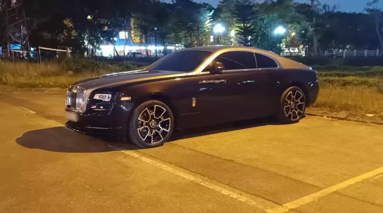 Rolls-Royce Wraith "Black Badge" lạ mắt trên đường phố Hà Nội