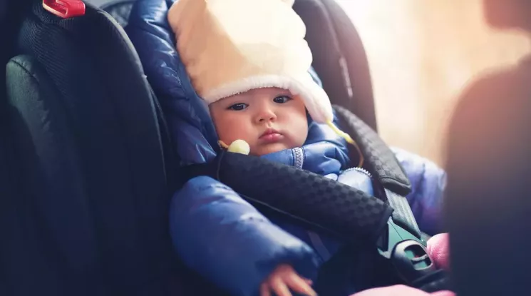 Vì sao không bao giờ nên cho trẻ mặc áo khoác mùa đông dày khi đi ô tô?