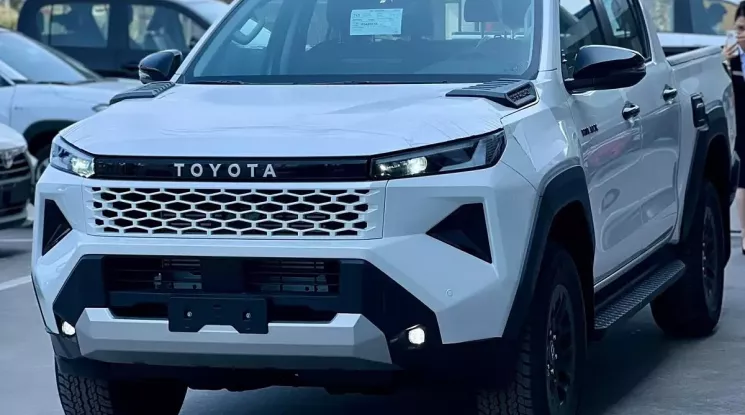 Ngắm hình ảnh "bằng xương, bằng thịt" của Toyota Hilux thế hệ mới tại đại lý Việt trước giờ ra mắt