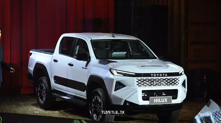 Toyota Hilux thế hệ mới chính thức ra mắt Việt Nam với 3 phiên bản, giá từ 632 triệu đồng