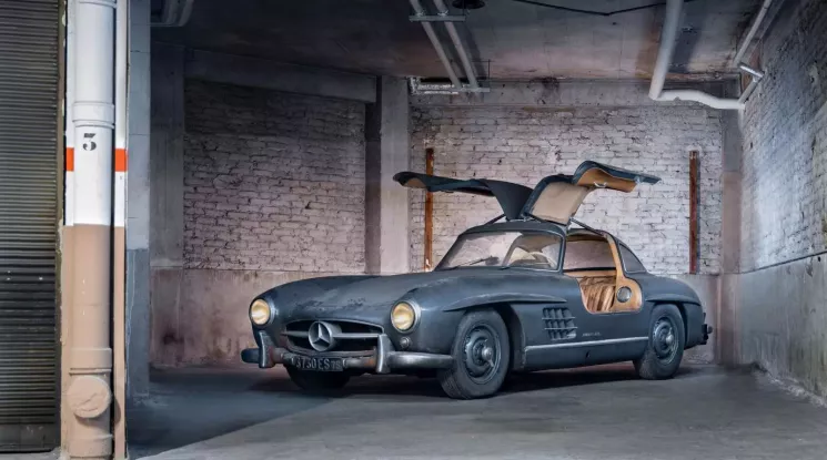Đừng nhìn chiếc Mercedes-Benz 300 SL Gullwing đầy bụi bặm này mà nghĩ rẻ, ai đó đã bỏ ra 136 tỷ đồng để sở hữu