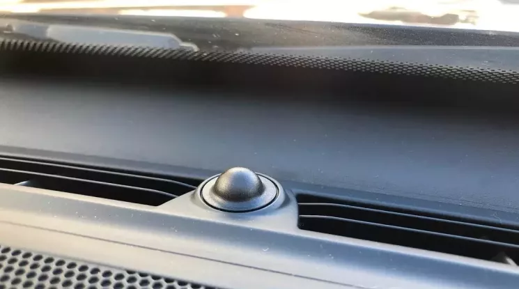 Quả cầu nhỏ trên mặt táp-lô của ô tô dùng để làm gì?