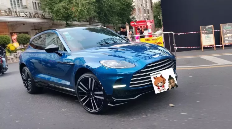 Aston Martin DBX 707 mang màu lạ của doanh nhân ở Tp.HCM