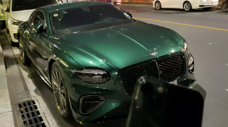 Bentley Continental GT thế hệ mới mang màu xanh lá đậm đặc trưng của dân chơi Porsche Hà thành