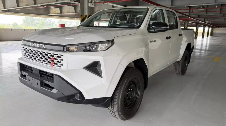 Cận cảnh Toyota Hilux 2026 bản 1 cầu số sàn mới ra mắt Việt Nam với giá 632 triệu đồng