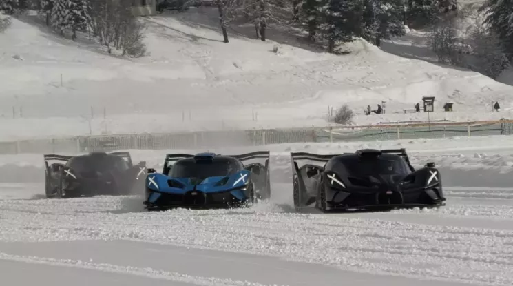Cảnh tượng hiếm gặp với 3 chiếc Bugatti Bolide trị giá 390 tỷ đồng đi "trượt tuyết"
