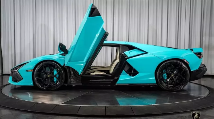 Lamborghini Revuelto màu Blu Glauco đang chờ bạn bay đến Miami để rước về