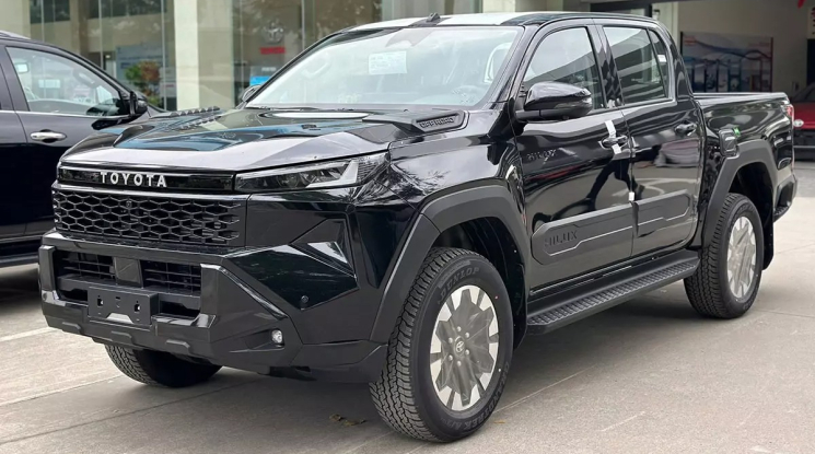 Ngắm hình ảnh thực tế của Toyota Hilux 2026 bản 2 cầu số tự động tại đại lý Việt