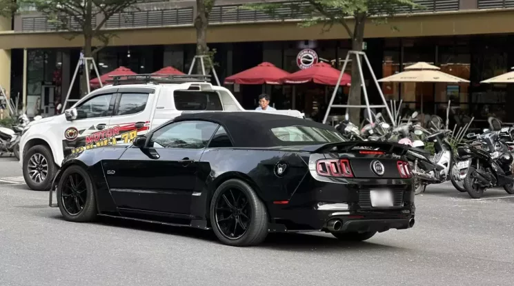 Hàng độc Ford Mustang GT/CS Convertible trên đường phố Sài thành