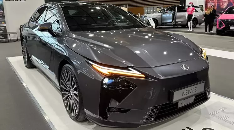 Đại lý Việt nhận cọc cho xế sang Lexus ES thế hệ mới, giá khởi điểm trên 2,3 tỷ đồng