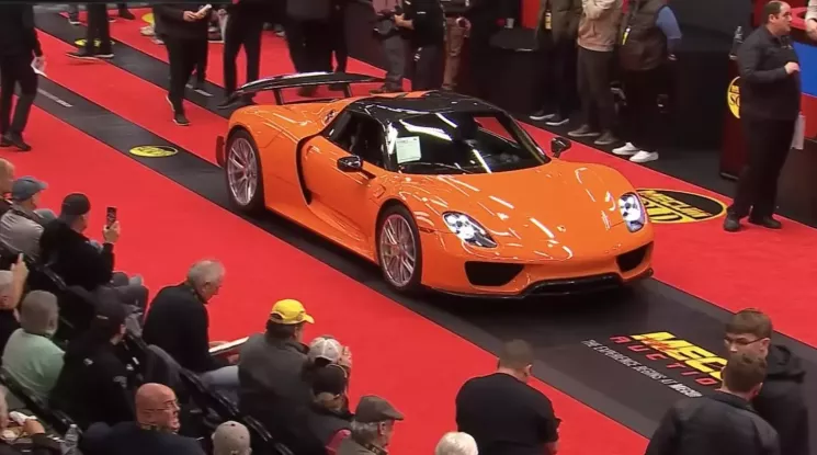 "Qua" Vũ sẽ cười tít mắt khi biết chiếc Porsche 918 Spyder này mới được bán hơn 6 triệu USD