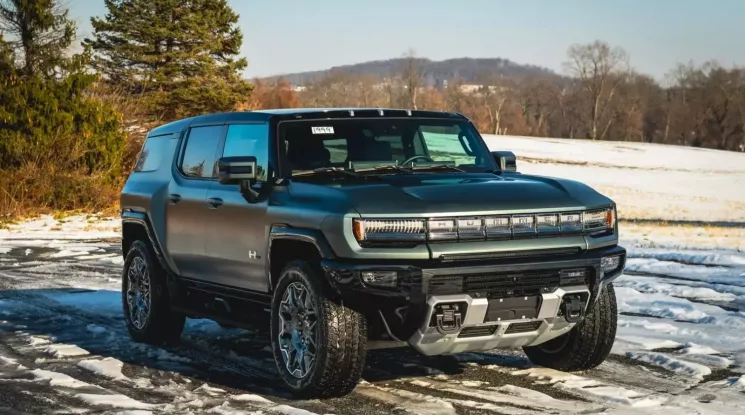 Qua rồi thời kỳ giá bị thổi tăng vèo vèo, SUV điện Hummer giờ đây có giá khá dễ chịu