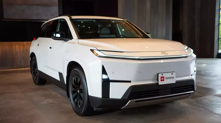 SUV gia đình Toyota Highlander lột xác thành ô tô điện, chạy tối đa hơn 500 km sau khi sạc