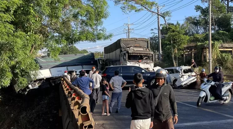 Video hé lộ khoảnh khắc ô tô tải vượt ẩu, tông liền 4 xe trên quốc lộ 14