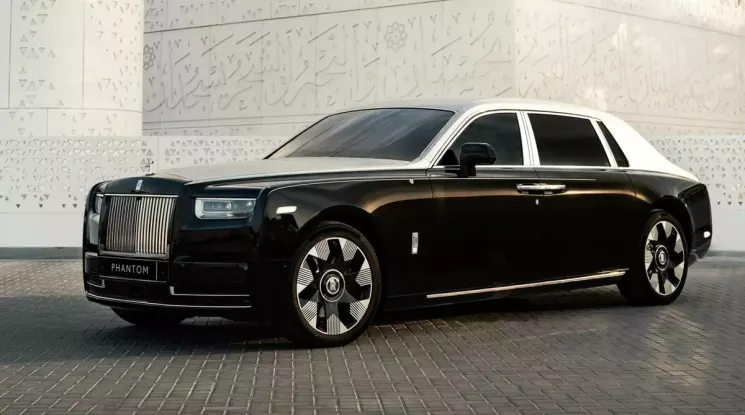 Vén màn Phantom Arabesque độc bản - chiếc Rolls-Royce đầu tiên sở hữu nắp ca-pô được khắc laser