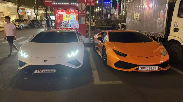 Cặp đôi siêu xe Lamborghini Huracan đẹp mắt của những người chơi xe Tp.HCM