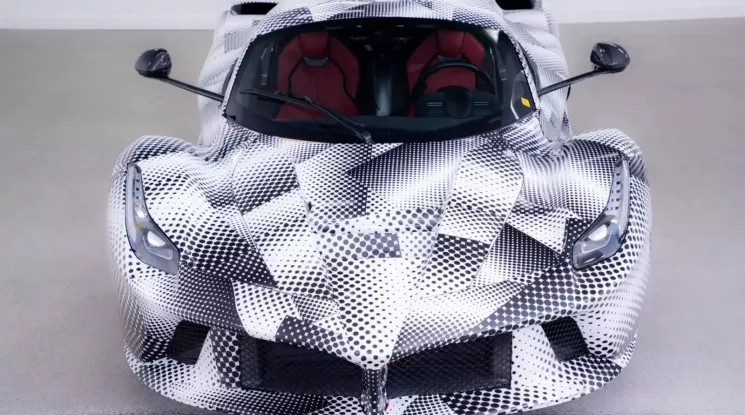 Có thể bạn cho rằng đại gia này "hâm" khi bỏ ra 62,5 tỷ đồng để mua 1 chiếc Ferrari không được phép chạy ngoài đường